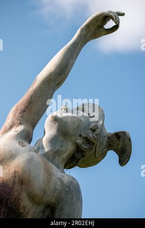 Nahaufnahme der Statue des Hermes im Port Lympne Herrenhaus Garten Stockfoto