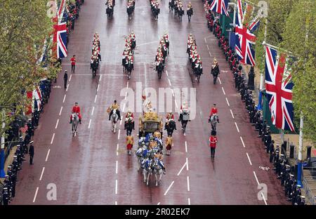 Der Diamond Jubilee State Coach, begleitet von der Eskorte des Sovereign der Haushaltskavallerie, reist entlang der Mall in der King's Procession vor der Krönungszeremonie von König Karl III. Und Königin Camilla im Zentrum von London. Foto: Samstag, 6. Mai 2023. Stockfoto