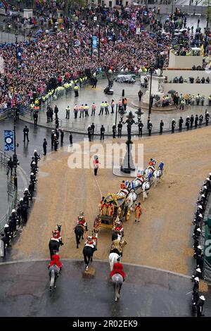 Der Diamond Jubilee State Coach, begleitet von der Eskorte des Sovereign der Haushaltskavallerie, reist entlang der Mall in der King's Procession vor der Krönungszeremonie von König Karl III. Und Königin Camilla im Zentrum von London. Foto: Samstag, 6. Mai 2023. Stockfoto