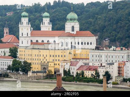 Inn Promenade und St. Stephen's Cathedral in Passau (Bayern) (Deutschland), Passau, Bayern, Deutschland Stockfoto