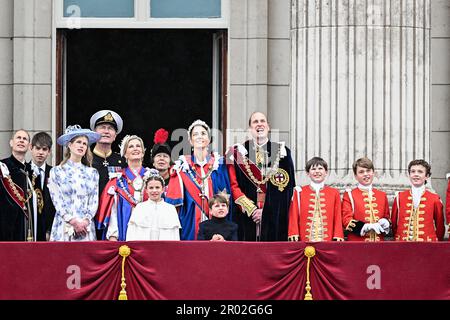 London, Großbritannien. 06. Mai 2023. (Von links nach rechts) Herzog von Edinburgh, Lady Louise Windsor, Vizeadmiral Timothy Laurence, Herzogin von Edinburgh, Prinzessin Charlotte, Prinzessin Royal, Prinzessin Louis, Prinzessin von Wales, Prinz von Wales und die Ehrenseiten einschließlich Prinz George (ganz rechts) auf dem Balkon des Buckingham-Palastes, London, Nach der Krönung. UK, am 6. Mai 2023. Foto: David Niviere/ABACAPRESS.COM Kredit: Abaca Press/Alamy Live News Stockfoto