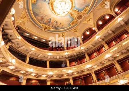 5. April 2023 Belgrad, Serbien: Die Decke des Nationaltheaters von Belgrad Stockfoto