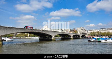 Die gewölbten Bögen der Waterloo Bridge über die Themse, London, England, Großbritannien Stockfoto