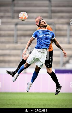 Lommel, Belgien. 06. Mai 2023. Deinzes Kenneth Schuermans und Jong Genks Jamie Yayi MPIE kämpfen um den Ball während eines Fußballspiels zwischen Jong Genk (U23) und KMSK Deinze, Samstag, den 06. Mai 2023 in Genk, am 9. Tag (von 10) Der Relegation Play-offs der 1B. Division der belgischen Meisterschaft der „Challenger Pro League“ 2022-2023. BELGA FOTO JOHAN EYCKENS Kredit: Belga News Agency/Alamy Live News Stockfoto