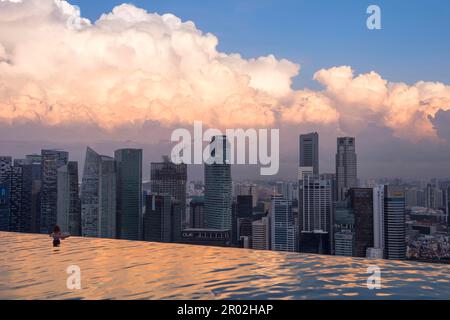 Das zentrale Finanzviertel der Stadt bei Sonnenaufgang vom Infinity-Pool des Marina Bay Sands Hotels in Singapur aus gesehen Stockfoto