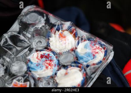 Union Flag Cupcakes während der Krönung von König Karl III. In London, England. (Foto: James Whitehead/Sports Press Photo/C - FRIST VON EINER STUNDE - FTP NUR AKTIVIEREN, WENN BILDER WENIGER ALS EINE STUNDE ALT sind - Alamy) Stockfoto