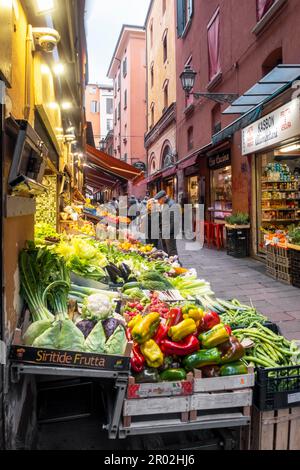 Obst- und Gemüseladen in einer Altstadtgasse, Comer See, Lombardei, Italien Stockfoto