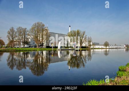 Rotterdam, Niederlande, 5. April 2023: unesco-Weltkulturerbe die Van-Nelle-Fabrik spiegelt sich an einem sonnigen Tag im Frühling im nahe gelegenen Schie-Kanal wider Stockfoto