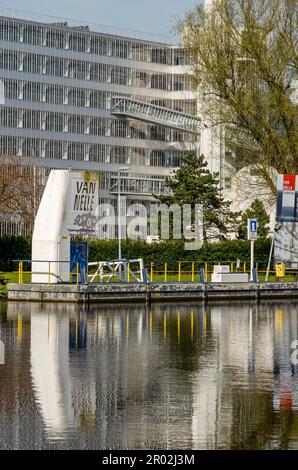 Rotterdam, Niederlande, 5. April 2023: Anlegestelle für Wassertaxis im Schie-Kanal in der Nähe der monumentalen Van-Nelle-Fabrik Stockfoto