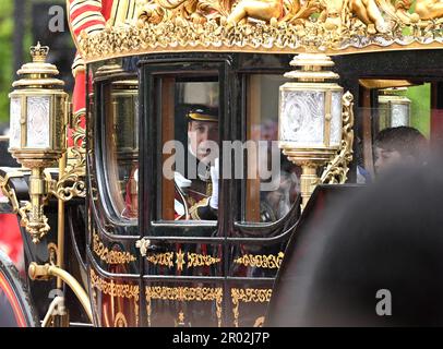 London, Großbritannien. 06. Mai 2023. London, Großbritannien. 6. Mai 2023. Der Prince of Wales reist entlang der Mall während der Krönung von König Charles. Kredit: Doug Peters/Alamy Live News Stockfoto