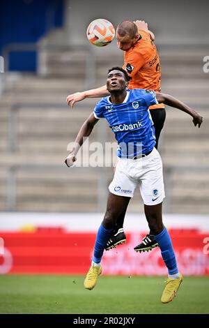 Lommel, Belgien. 06. Mai 2023. Jong Genks Ibrahima Sory Bangoura und Deinzes Kenneth Schuermans kämpfen bei einem Fußballspiel zwischen Jong Genk (U23) und KMSK Deinze, Samstag, den 06. Mai 2023 in Genk, am 9. Tag (von 10) um den Ball. Der Relegation Play-offs der 1B. Division der belgischen Meisterschaft der „Challenger Pro League“ 2022-2023. BELGA FOTO JOHAN EYCKENS Kredit: Belga News Agency/Alamy Live News Stockfoto