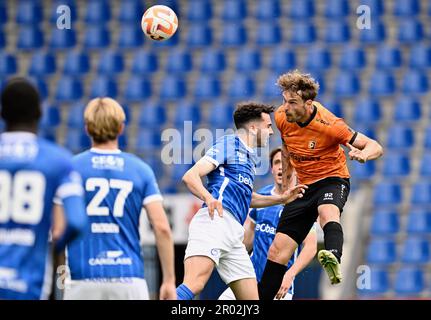 Lommel, Belgien. 06. Mai 2023. Deinzes Lennaert Mertens kämpft bei einem Fußballspiel zwischen Jong Genk (U23) und KMSK Deinze um den Ball, Samstag, den 06. Mai 2023 in Genk, am 9. (Von 10) Tag der Relegation Play-offs der 1B. Division der belgischen Meisterschaft „Challenger Pro League“ 2022-2023. BELGA FOTO JOHAN EYCKENS Kredit: Belga News Agency/Alamy Live News Stockfoto
