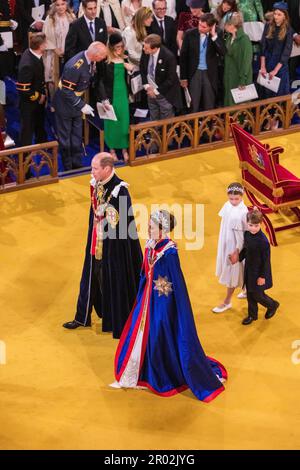 (Von links nach rechts) der Prinz von Wales, die Prinzessin von Wale, Prinzessin Charlotte und Prinz Louis, der König Karl III. Und Königin Camilla, verlassen die Krönungszeremonie von König Karl III. Und Königin Camilla in Westminster Abbey, London. Foto: Samstag, 6. Mai 2023. Stockfoto