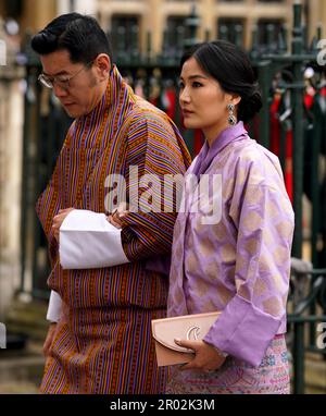 Bhutans König Jigme Khesar Namgyel Wangchuck und Königin Jetsun Pema kommen in Westminster Abbey, im Zentrum von London, vor der Krönungszeremonie von König Karl III. Und Königin Camilla an. Foto: Samstag, 6. Mai 2023. Stockfoto