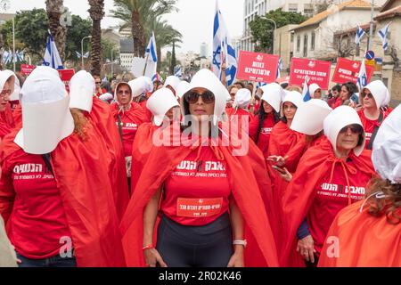 Istael, Demonstration gegen die israelische Regierung, Protest gegen die Justizreform, Tel Aviv, Israels Handmädchen, Frauenprotest Stockfoto