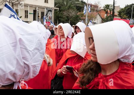 Istael, Demonstration gegen die israelische Regierung, Protest gegen die Justizreform, Tel Aviv, Israels Handmädchen, Frauenprotest Stockfoto