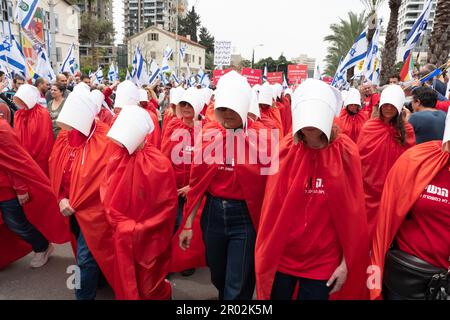 Istael, Demonstration gegen die israelische Regierung, Protest gegen die Justizreform, Tel Aviv, Israels Handmädchen, Frauenprotest Stockfoto