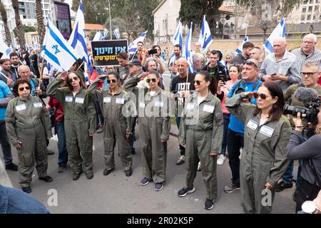 Istael, Demonstration gegen die israelische Regierung, Protest gegen die Justizreform, Tel Aviv, Armeepersonal Stockfoto