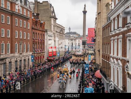 Der Diamond Jubilee State Coach, begleitet von der Eskorte des Sovereign of the Household Cavalry, reist in der King's Procession entlang Whitehall zur Krönungszeremonie von König Karl III. Und Königin Camilla im Zentrum von London. Foto: Samstag, 6. Mai 2023. Stockfoto