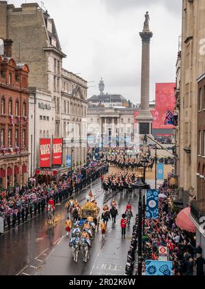 Der Diamond Jubilee State Coach, begleitet von der Eskorte des Sovereign of the Household Cavalry, reist in der King's Procession entlang Whitehall zur Krönungszeremonie von König Karl III. Und Königin Camilla im Zentrum von London. Foto: Samstag, 6. Mai 2023. Stockfoto