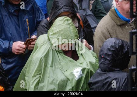 London, Großbritannien. 6. Mai 2023. Nach der Krönung von König Karl III. Warten die Zuschauer geduldig auf der Prozessionsstraße im strömenden Regen. Kredit: Imageplotter/Alamy Live News Stockfoto