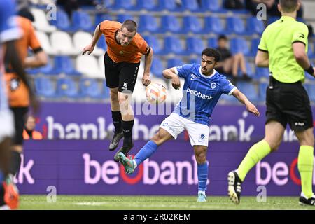 Lommel, Belgien. 06. Mai 2023. Deinzes Christophe Janssens und Jong Genks Adnane Abid kämpfen um den Ball während eines Fußballspiels zwischen Jong Genk (U23) und KMSK Deinze, Samstag, den 06. Mai 2023 in Genk, am 9. Tag (von 10) Der Relegation Play-offs der 1B. Division der belgischen Meisterschaft der „Challenger Pro League“ 2022-2023. BELGA FOTO JOHAN EYCKENS Kredit: Belga News Agency/Alamy Live News Stockfoto