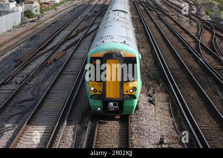 Ein Südzug nähert sich dem Flughafen London Gatwick Stockfoto