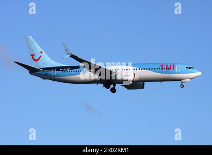 Eine Boeing 737-800 von TUI nähert sich dem Flughafen London Gatwick Stockfoto