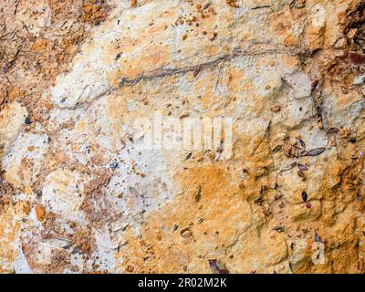 Details des farbenfrohen Kies und Lehms einer Landstraße in den Andenbergen in der Nähe der Stadt Arcabuco im Zentrum Kolumbiens. Stockfoto