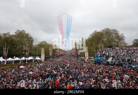 London, Großbritannien. 06. Mai 2023. Angehörige der Streitkräfte und der Öffentlichkeit füllen die Mall nach Kings Charles's Coronation in Westminster Abbey in London am Samstag, den 06. Mai 2023. Foto: Hugo Philpott/UPI Credit: UPI/Alamy Live News Stockfoto