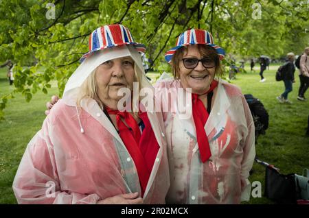 6. Mai 2023, London, Großbritannien. Live-Bildschirme zeigten die BBC-Berichterstattung über die Krönung von Karl III Trotz des Regens waren die Geister hoch. (Tennessee Jones - Alamy Live News) Stockfoto