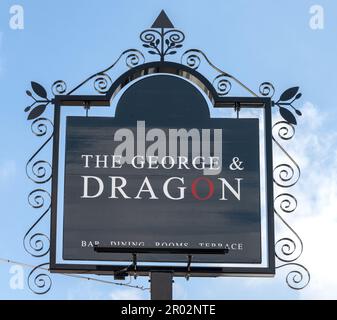 Traditionelles hängendes Pub-Schild am George & Dragon Public House, Market Square, Westerham, Kent, England, UK. Stockfoto