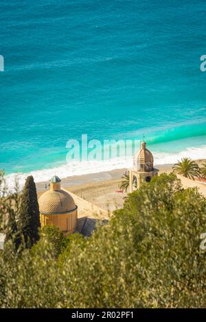 Kirche Varigotti am Ligurischen Meer von oben, Italien Stockfoto