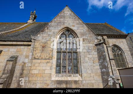 Die Sonnenuhr auf der Eglise Notre Dame de Croaz-Batz in Roscoff, Bretagne, Frankreich Stockfoto