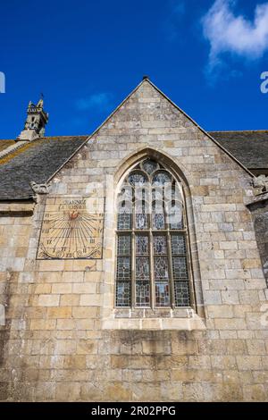 Die Sonnenuhr auf der Eglise Notre Dame de Croaz-Batz in Roscoff, Bretagne, Frankreich Stockfoto