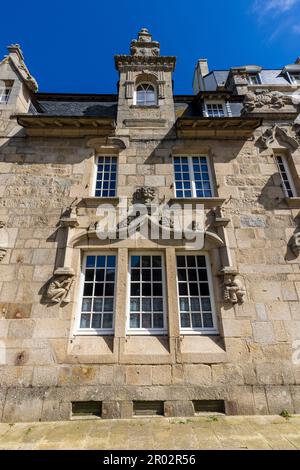 Kunstvoll verzierte Steinschnitzereien in einem Haus in der Altstadt von Roscoff, Bretagne, Frankreich Stockfoto