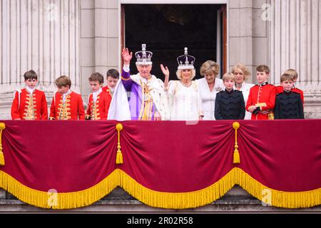 London, Großbritannien. 6. Mai 2023. König Karl III. Und Königin Camilla mit den Königsplatten der Ehre, darunter Prinz George, Lord Oliver Cholmondley, Nicholas Barclay und Ralph Tollemache auf dem Balkon des Buckingham Palace, London, nach der Krönungszeremonie. Foto: Samstag, 6. Mai 2023. Der Bildausdruck sollte lauten: Credits: Matt Crossick/Alamy Live News Stockfoto