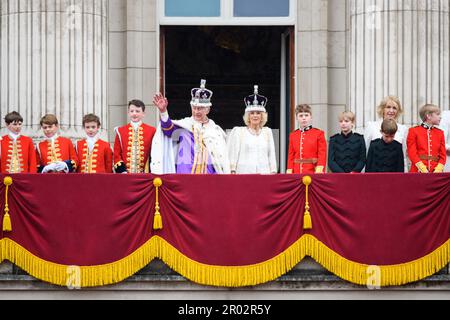 London, Großbritannien. 6. Mai 2023. König Karl III. Und Königin Camilla mit den Königsplatten der Ehre, darunter Prinz George, Lord Oliver Cholmondley, Nicholas Barclay und Ralph Tollemache auf dem Balkon des Buckingham Palace, London, nach der Krönungszeremonie. Foto: Samstag, 6. Mai 2023. Der Bildausdruck sollte lauten: Credits: Matt Crossick/Alamy Live News Stockfoto