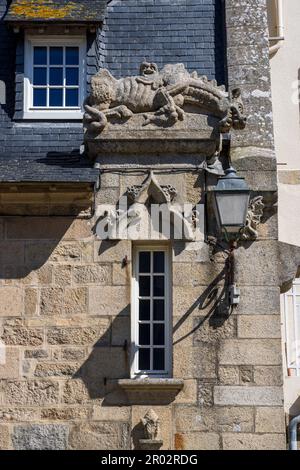 Kunstvoll verzierte Steinschnitzereien in einem Haus in der Altstadt von Roscoff, Bretagne, Frankreich Stockfoto