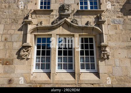 Kunstvoll verzierte Steinschnitzereien in einem Haus in der Altstadt von Roscoff, Bretagne, Frankreich Stockfoto