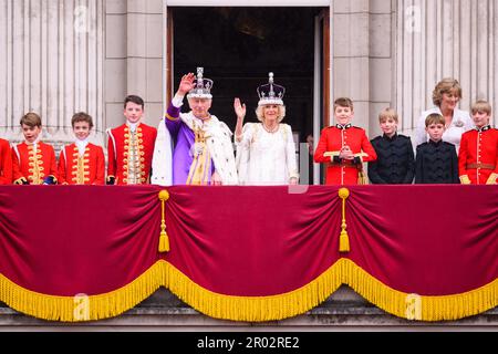 London, Großbritannien. 6. Mai 2023. König Karl III. Und Königin Camilla mit den Königsplatten der Ehre, darunter Prinz George, Lord Oliver Cholmondley, Nicholas Barclay und Ralph Tollemache auf dem Balkon des Buckingham Palace, London, nach der Krönungszeremonie. Foto: Samstag, 6. Mai 2023. Der Bildausdruck sollte lauten: Credits: Matt Crossick/Alamy Live News Stockfoto