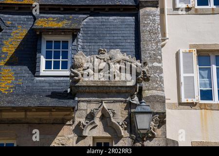 Kunstvoll verzierte Steinschnitzereien in einem Haus in der Altstadt von Roscoff, Bretagne, Frankreich Stockfoto