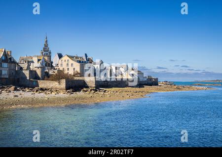 Die Altstadt von Roscoff vom Hafen, Bretagne, Frankreich Stockfoto