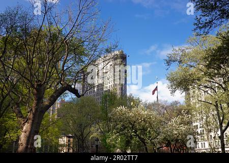 Der Blick durch den Madison Square Park auf das Flatiron Gebäude Stockfoto