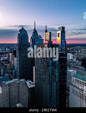 Moderne Wolkenkratzer bei Sonnenuntergang in Philadelphia, Pennsylvania Stockfoto