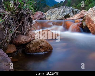 Langzeitaufnahmen des Flusses Del Valle in der Nähe der Stadt La Palma im Zentrum der Andenberge Kolumbiens. Stockfoto