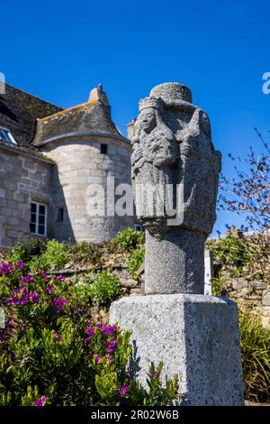 Kreuzung im Garten La Chapelle Sainte-Anne in Roscoff, Bretagne, Frankreich Stockfoto