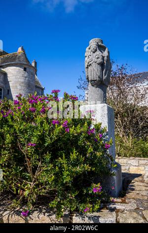 Kreuzung im Garten La Chapelle Sainte-Anne in Roscoff, Bretagne, Frankreich Stockfoto