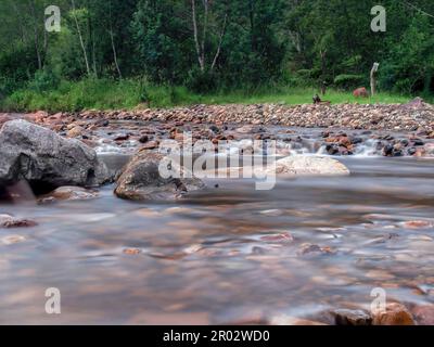 Langzeitaufnahmen des Flusses Del Valle in der Nähe der Stadt La Palma im Zentrum der Andenberge Kolumbiens. Stockfoto