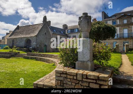 La Chapelle Sainte-Anne und die Kreuzung im Garten, Roscoff, Bretagne, Frankreich Stockfoto